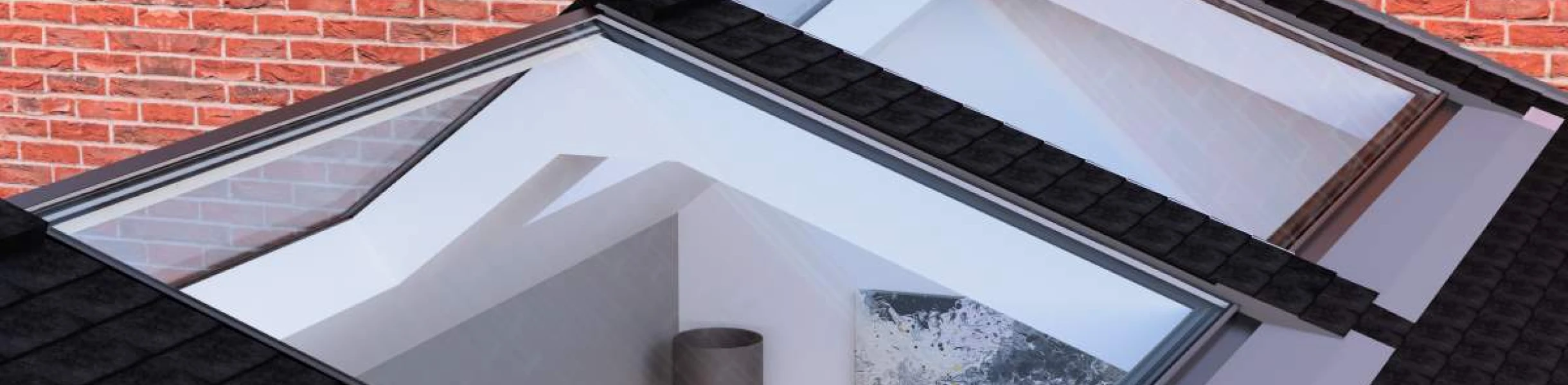 Tres tragaluces en un tejado negro, con una pared de ladrillos rojos al fondo. Se puede ver una lámpara y una obra de arte a través de los tragaluces.